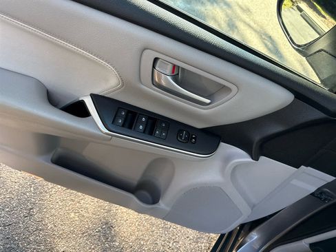 Used 2016 Toyota Camry XLE image 19