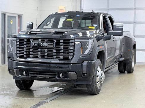 Used 2024 GMC Sierra 3500 Denali Ultimate AWD/4WD image 3