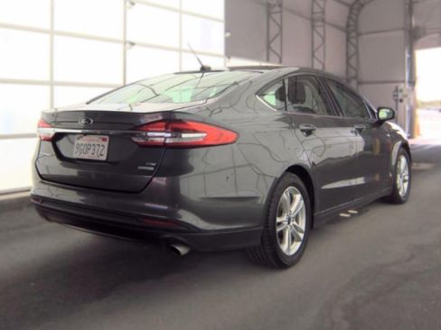 Used 2018 Ford Fusion SE w/ Fusion SE Technology Package FWD image 3