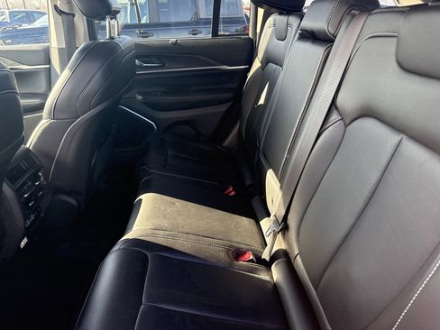 Used 2023 Jeep Grand Cherokee Limited w/ Luxury Tech Group II image 13