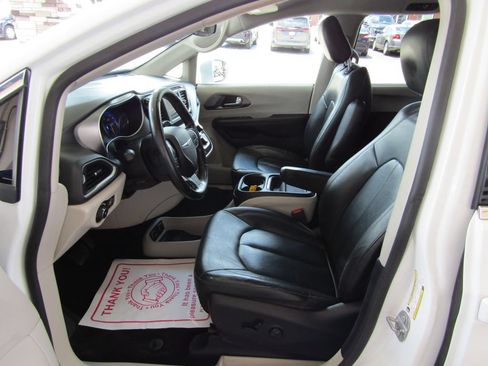 Used 2020 Chrysler Pacifica Touring-L FWD image 25