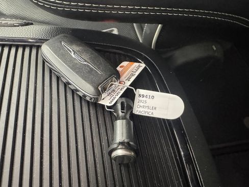 Used 2025 Chrysler Pacifica Limited FWD image 3
