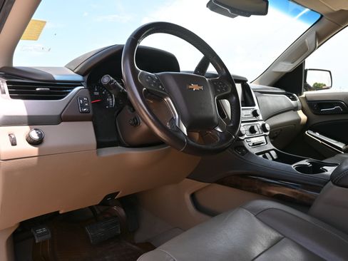 Used 2019 Chevrolet Suburban LT RWD image 17