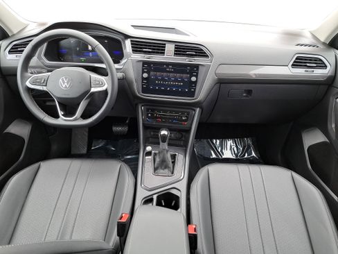 Certified 2023 Volkswagen Tiguan SE w/ Panoramic Sunroof Package image 9