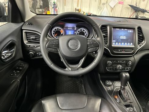 Used 2019 Jeep Cherokee Trailhawk w/ Cold Weather Group AWD/4WD image 17