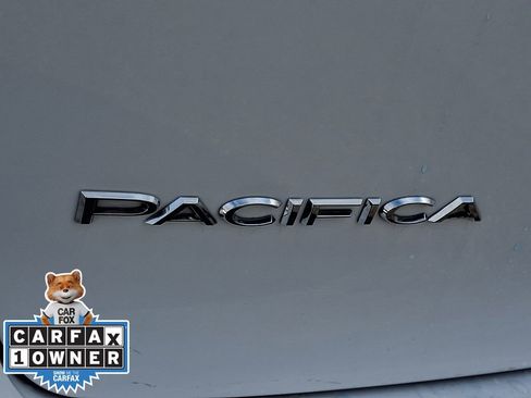 Used 2024 Chrysler Pacifica Touring-L image 30