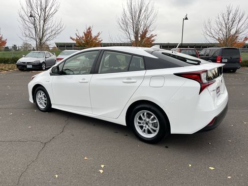 Used 2022 Toyota Prius L Eco image 3