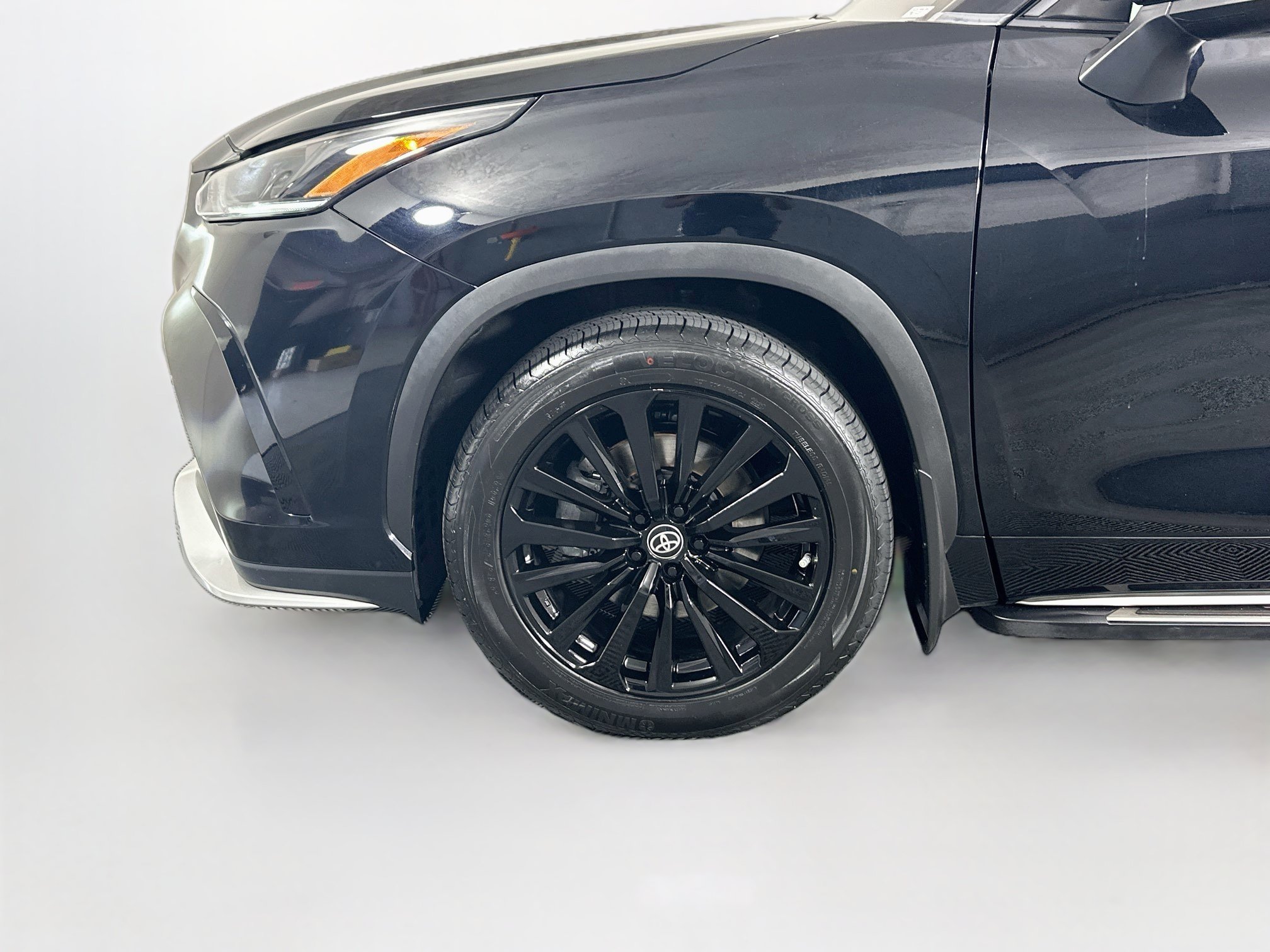 Used 2024 Toyota Highlander XSE FWD image 11