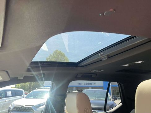 Used 2022 Chevrolet Traverse LT w/ LT Premium Package image 15