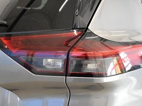 Used 2023 Nissan Rogue SL w/ SL Premium Package image 12