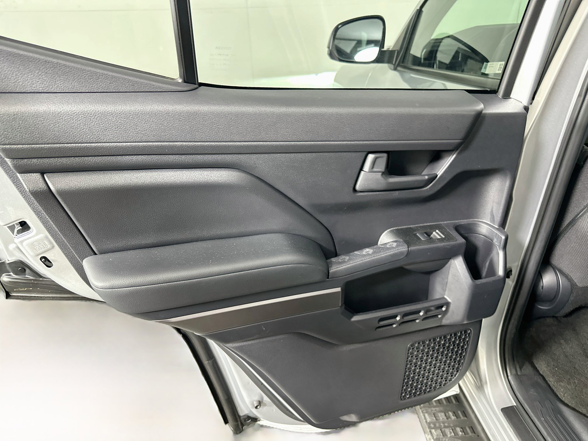Used 2025 Toyota 4Runner SR5 AWD/4WD image 26