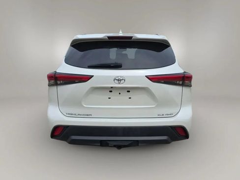 Used 2020 Toyota Highlander XLE AWD/4WD image 8