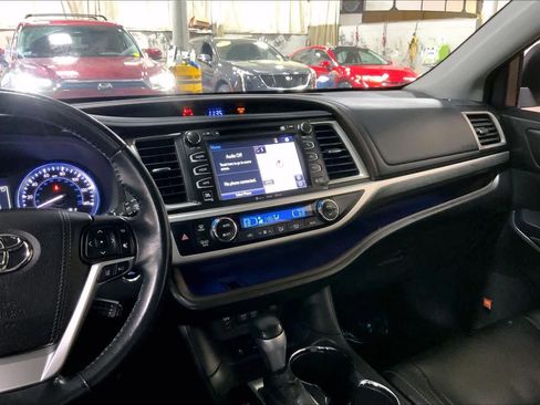 Used 2017 Toyota Highlander Limited AWD/4WD image 7