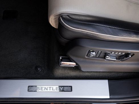 Used 2021 Bentley Bentayga image 19