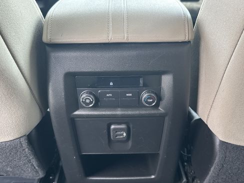 Used 2023 Chevrolet Traverse LT FWD image 29