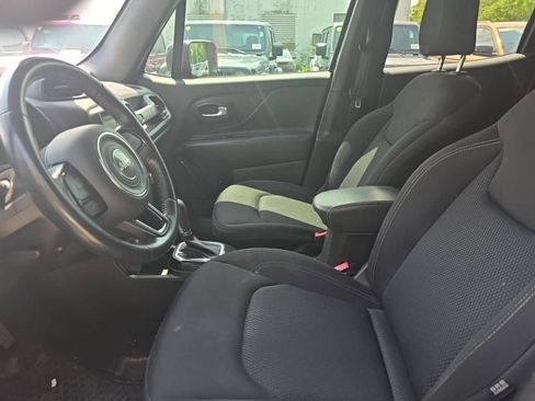 Used 2022 Jeep Renegade Altitude w/ Convenience Group AWD/4WD image 7
