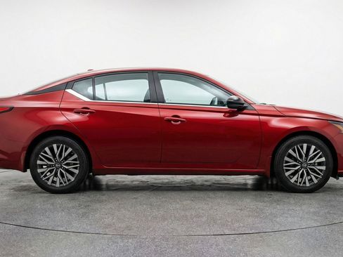 Used 2025 Nissan Altima 2.5 SV image 11