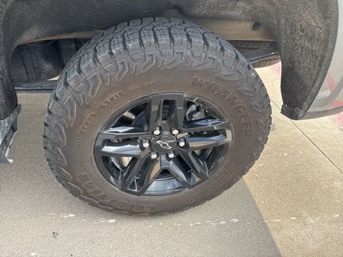 Used 2025 Chevrolet Silverado 1500 Custom Trail Boss w/ Dark Appearance Package image 4