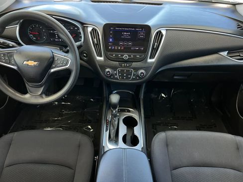Used 2021 Chevrolet Malibu LT FWD image 4