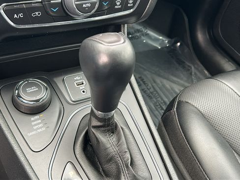 Used 2022 Jeep Cherokee Latitude Lux w/ Mopar Interior Package AWD/4WD image 13