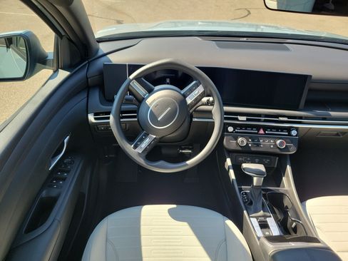 Used 2025 Hyundai Santa Cruz SE AWD/4WD image 9
