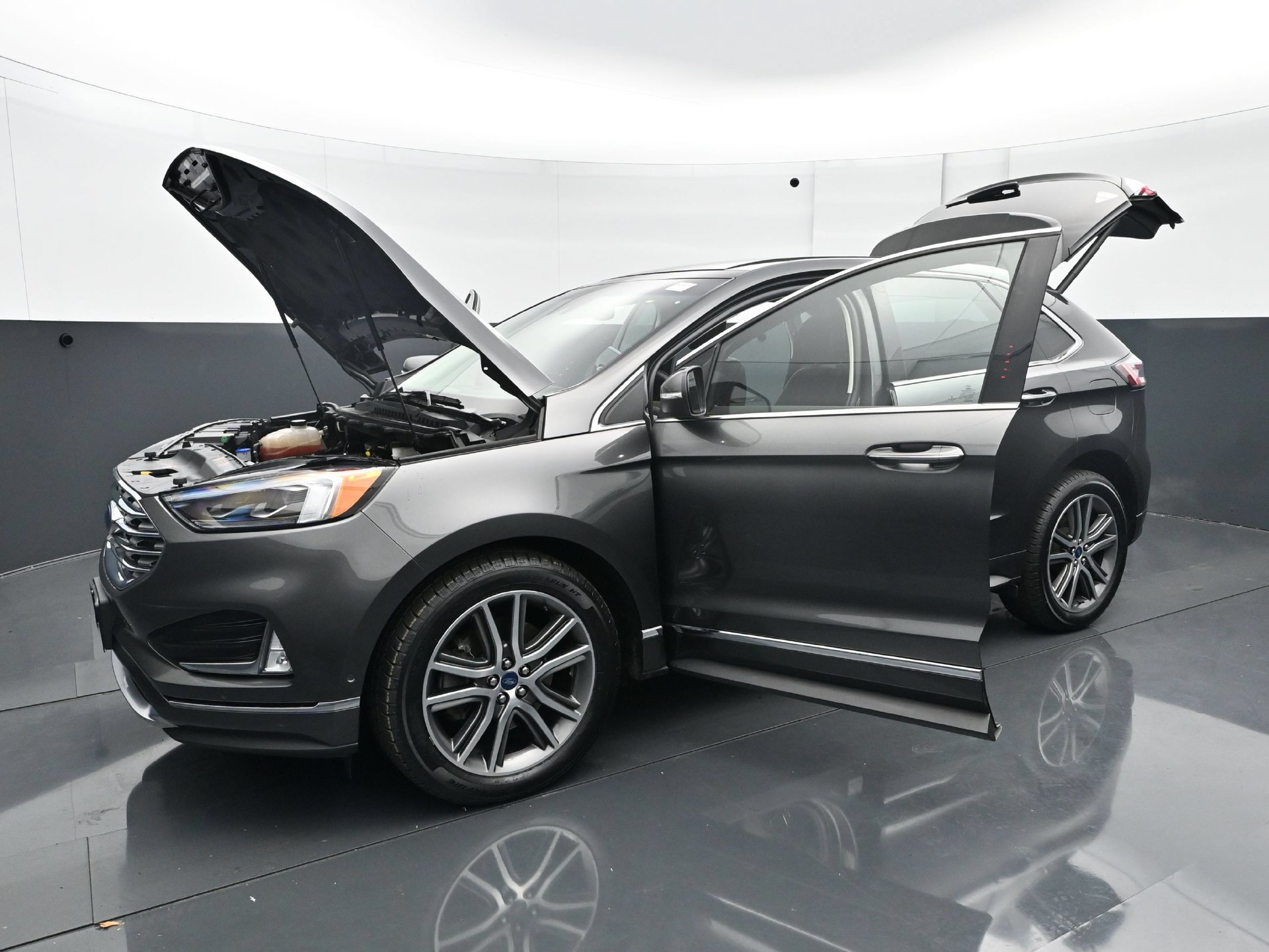 Used 2019 Ford Edge Titanium w/ Equipment Group 301A AWD/4WD image 28