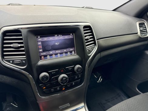 Used 2018 Jeep Grand Cherokee Laredo AWD/4WD image 24