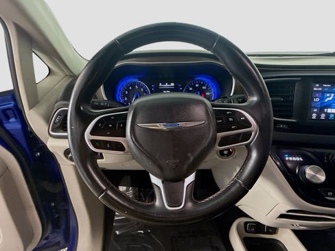 Used 2018 Chrysler Pacifica Touring-L FWD image 13