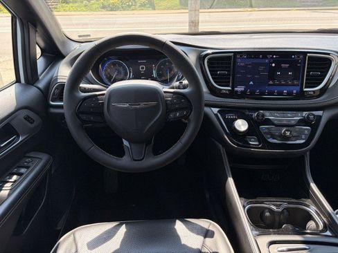 Used 2025 Chrysler Pacifica Limited FWD image 6