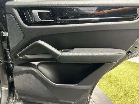 Used 2022 Porsche Cayenne image 19