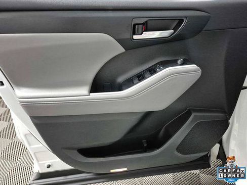 Certified 2021 Toyota Highlander XLE AWD/4WD image 15