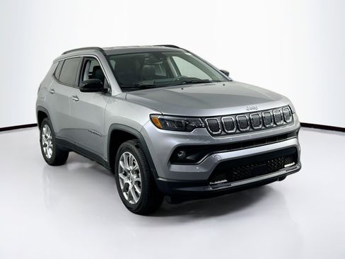 Used 2022 Jeep Compass Latitude AWD/4WD image 3