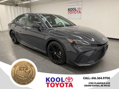 Certified 2025 Toyota Camry SE FWD image 1