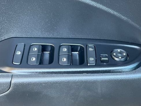 Used 2025 Hyundai Venue SEL FWD image 14