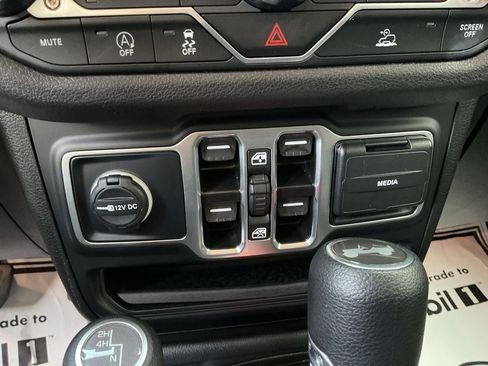 Used 2025 Jeep Wrangler Unlimited Sport AWD/4WD image 19
