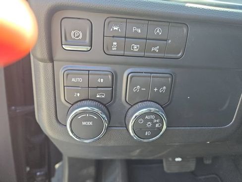 Used 2026 Chevrolet Suburban Premier AWD/4WD image 6
