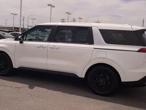 Used 2026 Kia Carnival FWD image 7