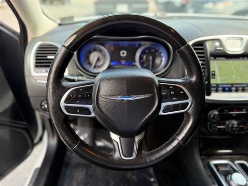 Used 2019 Chrysler 300 Limited AWD/4WD image 32