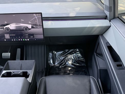 Used 2025 Tesla Cybertruck AWD Crew Cab image 59