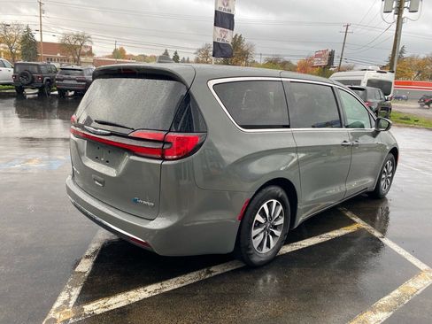 Used 2022 Chrysler Pacifica Touring-L image 5