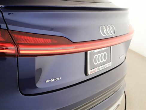 Certified 2022 Audi e-tron Premium image 30