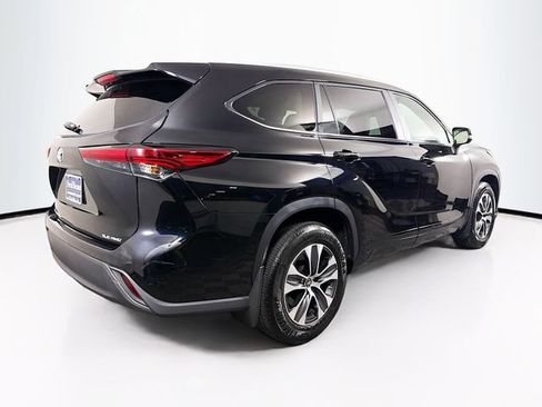 Used 2023 Toyota Highlander XLE AWD/4WD image 10