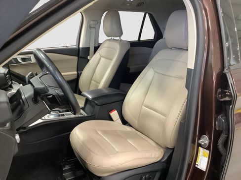 Used 2020 Ford Explorer XLT w/ Equipment Group 202A RWD image 12