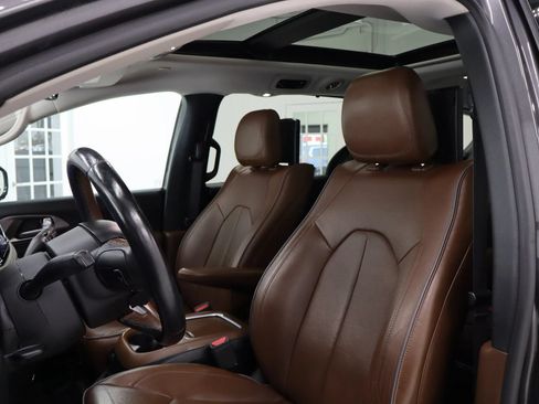 Used 2017 Chrysler Pacifica Limited FWD image 17