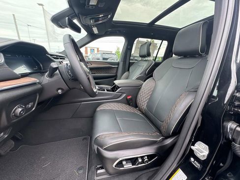 New 2025 Jeep Grand Cherokee Summit image 11