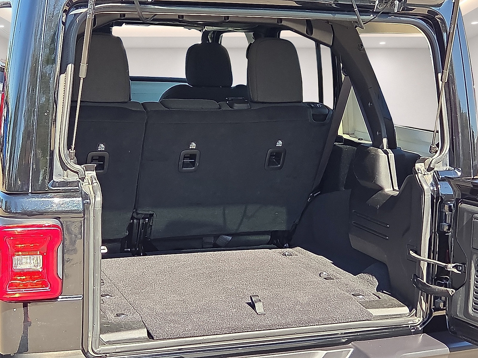 Used 2025 Jeep Wrangler Unlimited Sahara AWD/4WD image 8