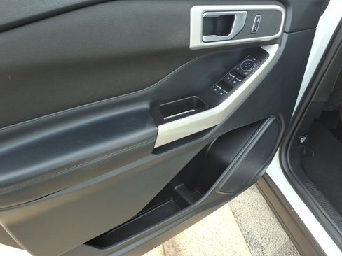 Used 2020 Ford Explorer XLT image 11