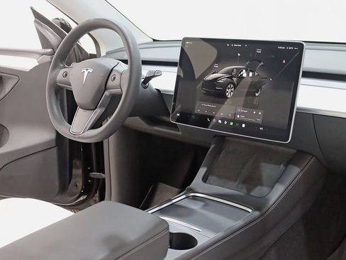 Used 2022 Tesla Model Y Long Range image 32