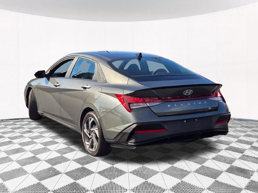 Certified 2025 Hyundai Elantra Sport FWD image 19