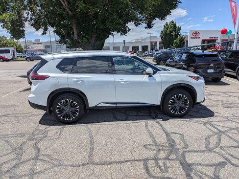 Used 2024 Nissan Rogue Platinum w/ Platinum Premium Package AWD/4WD image 2